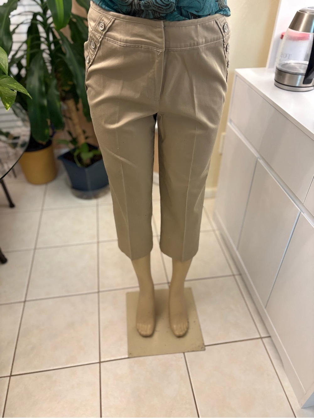 Larry Levine-Women's Beige Stretch Casual capris